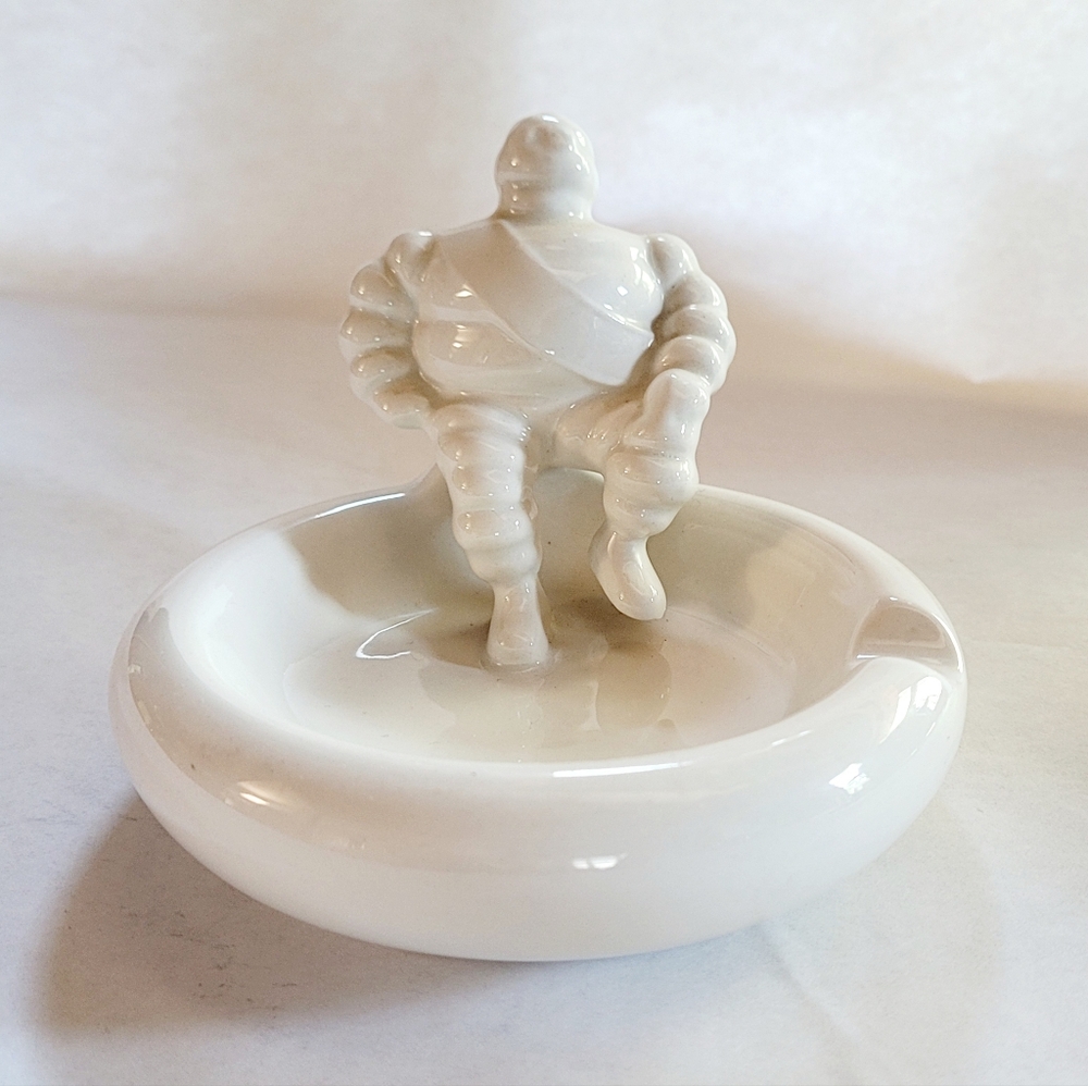 VTG White Ceramic Figurine Ashtray